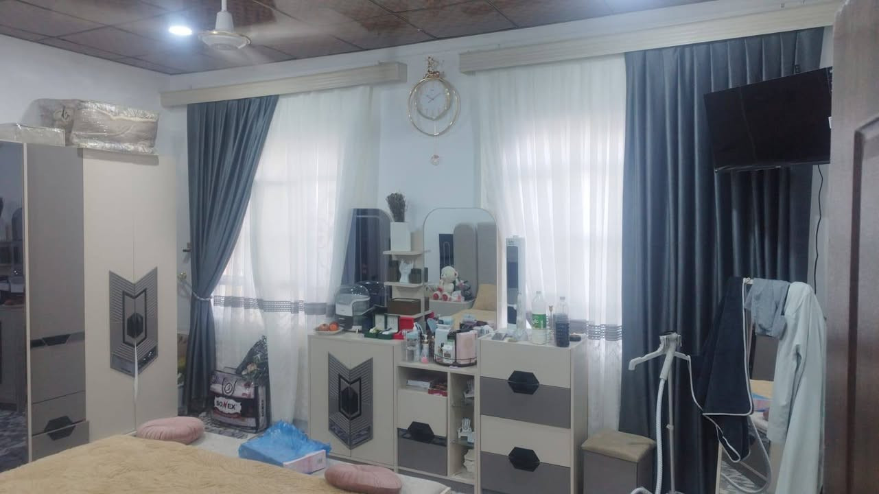 دار للبيع ١١٠متر طابق ونص - في حي العسكري منطقة ال٣٠٠٠ خلف السوك -سكفه عكاده البيت نضيف جداً /
السعر ٩٥ /  ☎️*********** مكتب الموسوي
