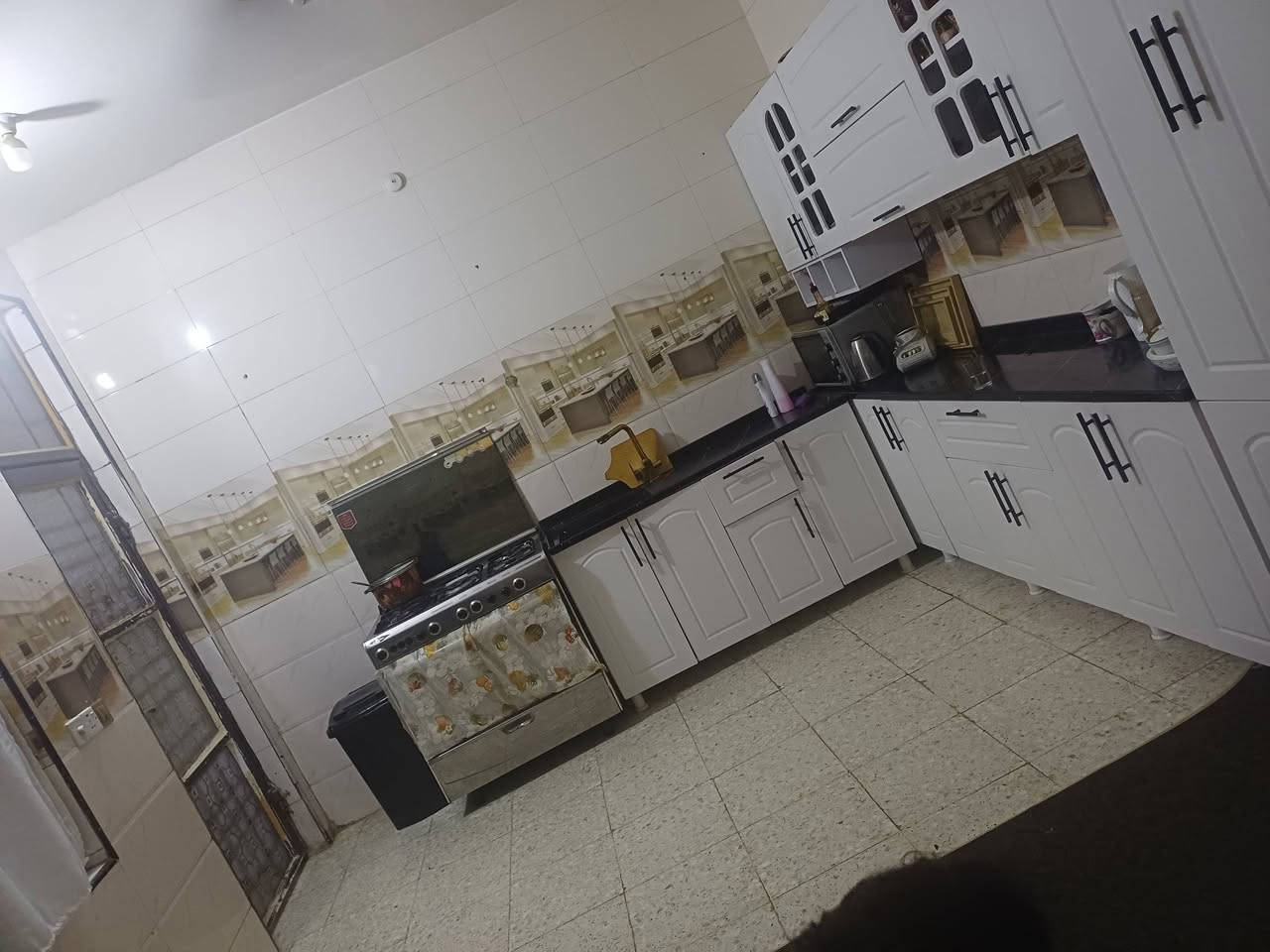 السلام عليكم بيت بداية حي المشتل ع شارع الرئيسي مال معرض الجوهره مساحه 200 متر بناء حديث طابقين يحتوي ع 4 غرف كبار رقم العقار 3174 تفاصيل اكثر مراجعة صاحب الدار ***********
