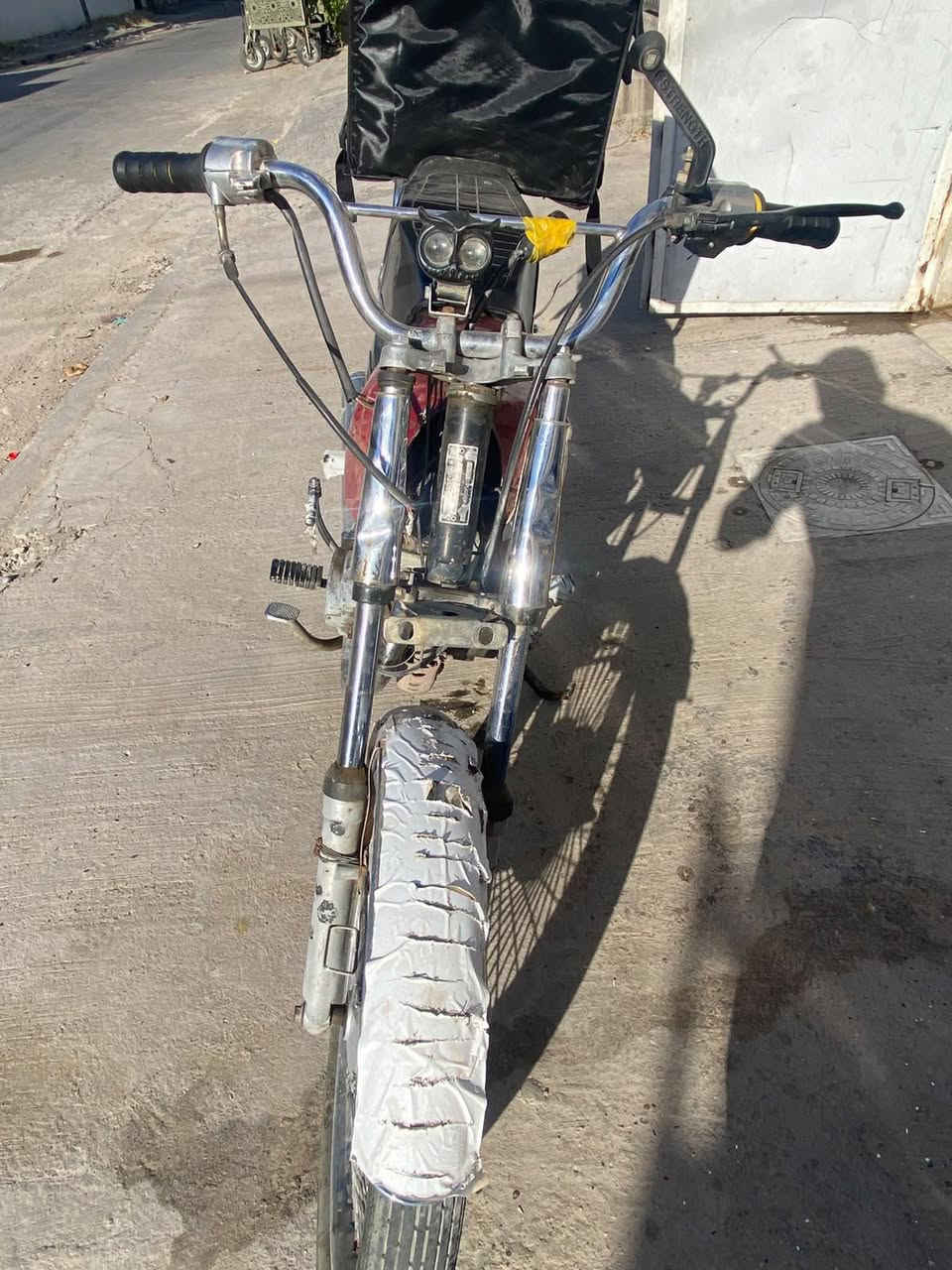 دراجه اربع كير بيها الجبنه تنضح وبيها دخانه بيضه خفيفه دراجه شغاله وتمشي وشلعه بيها عندك ألماشه لزم تبدلها سعرها قفل من الاخير 160قفل قفل تاير خلفي جديد بنزات جديده قمحي بريك جديد ***********
