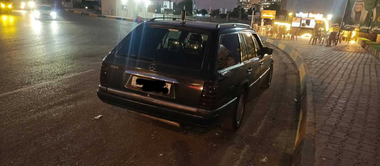 السلام عليكم 
1-مارسدس ستيشن موديل 1990..
2-النظافه 90 بالميه ..
3-قواعد دبلات سليمات (بلاديات)..
4-گير ومكينه بطه 2500 لا صرف ولا تنقيص ولا بخار ..
5-كهربائيات كلها شغاله ..
6-تبريد شغال ثلج 🥶..
7-سنويه وهزة جديده رقمها ديالى تحويل ثاني يوم ..
8-تخم تايرات جدد ..
السعر 50 وبيها مجال قليل !!! 
للتواصل متوفر واتساب
***********
