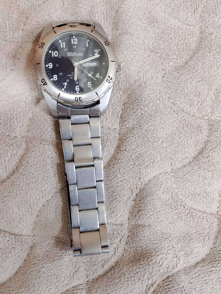 ساعه للبيع شرط شغل سعر 25 وبيها مجال رقم الهاتف ***********
