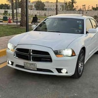 دوج جارجر 2014ابيض خليجي فول مواصفات  فتحه سقف  غرفه جلد احمر  شفتات س...