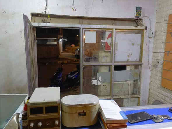 سلام عليكم
غراض محل للبيع باترينه 
ميز صيانه مع مجهر 

قالعه شاشات جهاز كبس هويات 

عارضات مع 100جنكال

*********** 
متواجد واتساب
