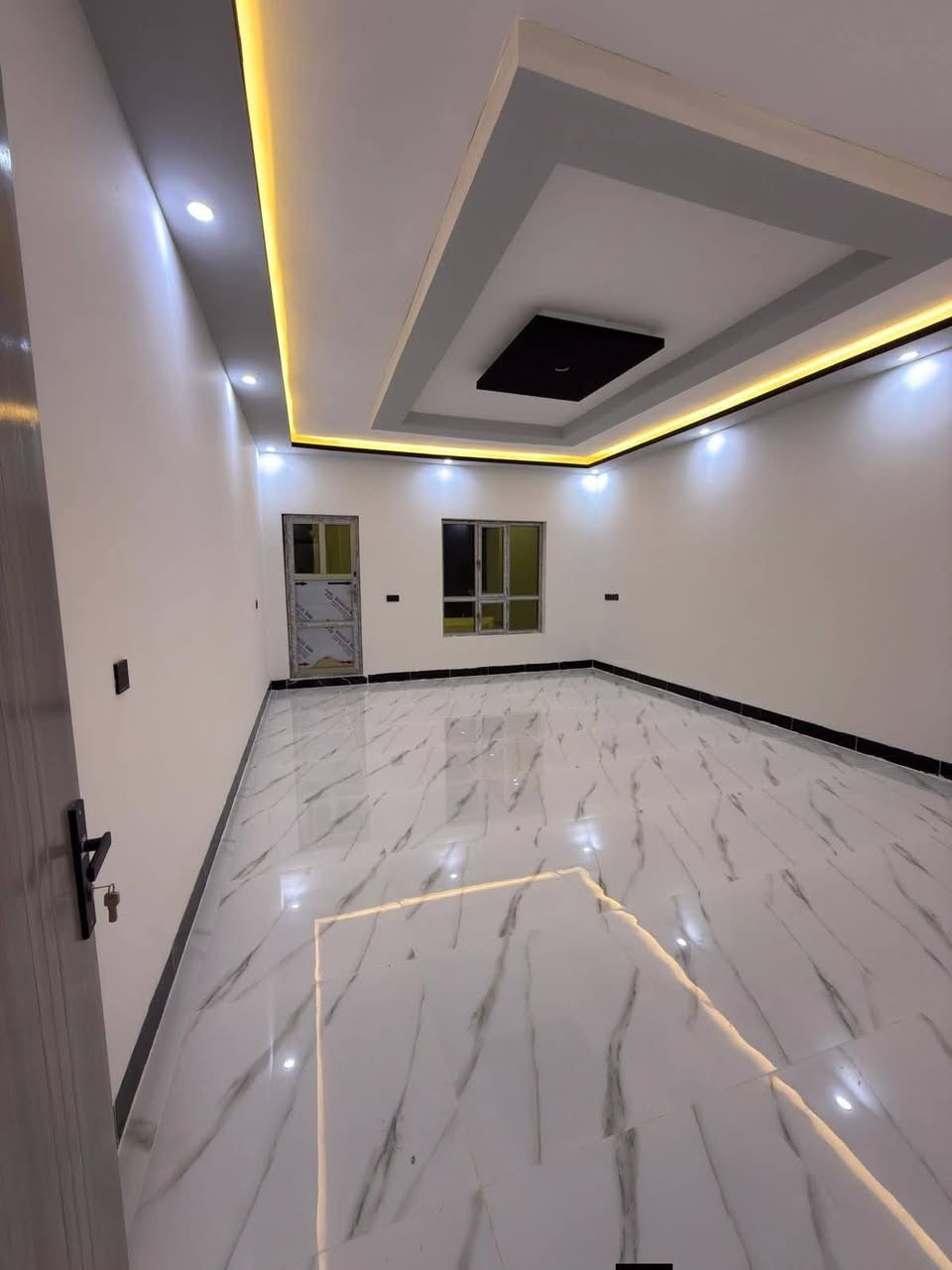 🏡 دار للبيع زيرو في تكريت الديوم – منطقة الـ11
من أرقى مناطق الديوم، قريب جداً من المدارس والسوق والمستوصف

📐 المساحة: 300 متر
▫️ الواجهة: 10 متر
▫️ النزال: 30 متر

🔹 يتكون الدار من:
🛏️ 4 غرف نوم
🛋️ استقبال
🍽️ مطبخ
🚿 3 مجاميع صحية
🚗 كراج
🌳 حديقة
🌤️ مناوير

✨ مواصفات الدار:
✔️ شغل فول الفول
✔️ واجهة حجر حلان أخضر
✔️ أرضية بورسلين هندي
✔️ نظام جزامة ونظام غاز
✔️ سحب مغربي ملكي
✔️ أبواب خارجية قاصة
✔️ أبواب داخلية تركي

💰 السعر جداً مناسب
للأستفسار الاتصال 
***********عبدالله
