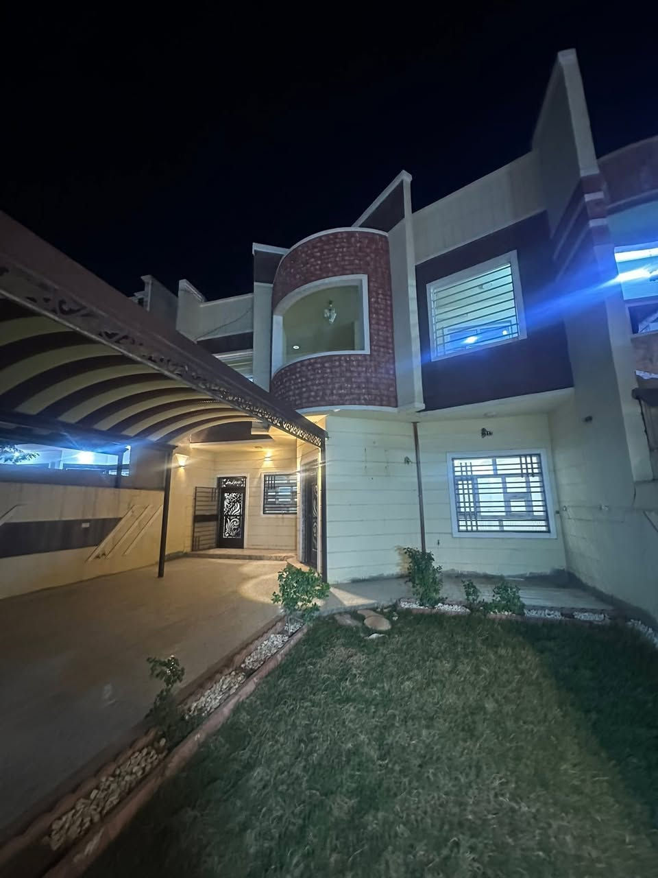 السلام عليكم دار للبيع 
المساحه 300متر 10*30
يحتوى ع 4نوم طابقين 
صيحات داخلي وخارجي
بناء 2022 بناء حديث 
سحب الطابق لارضي كاملآ
 العنوان الدار تكريت القادسيه 
حي الضباط بداية مدخل شارع جليل القصاب
او مقابيل جامع الرحيم 
لاستفسار اكثر مراجعة مكتب عقارات و مقاولات السردام او الاتصال 
***********
***********
