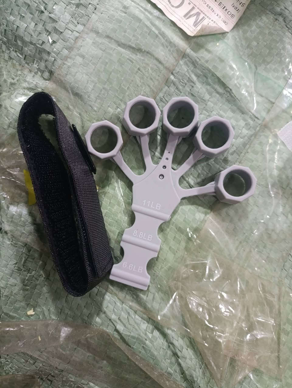 سلام عليكم للبيع 
ما سكات قميص شغل وكوالتي يخبل العدد 1500 
وكف تقوية اصابع شغله كلش حلو والعدد 3500
ابيعهن بيعه وحده واليحب يتفضل خاص واتساب 
وابيع جوه السوك بيعه وحده 
مراسله واتصال ع رقم ***********
