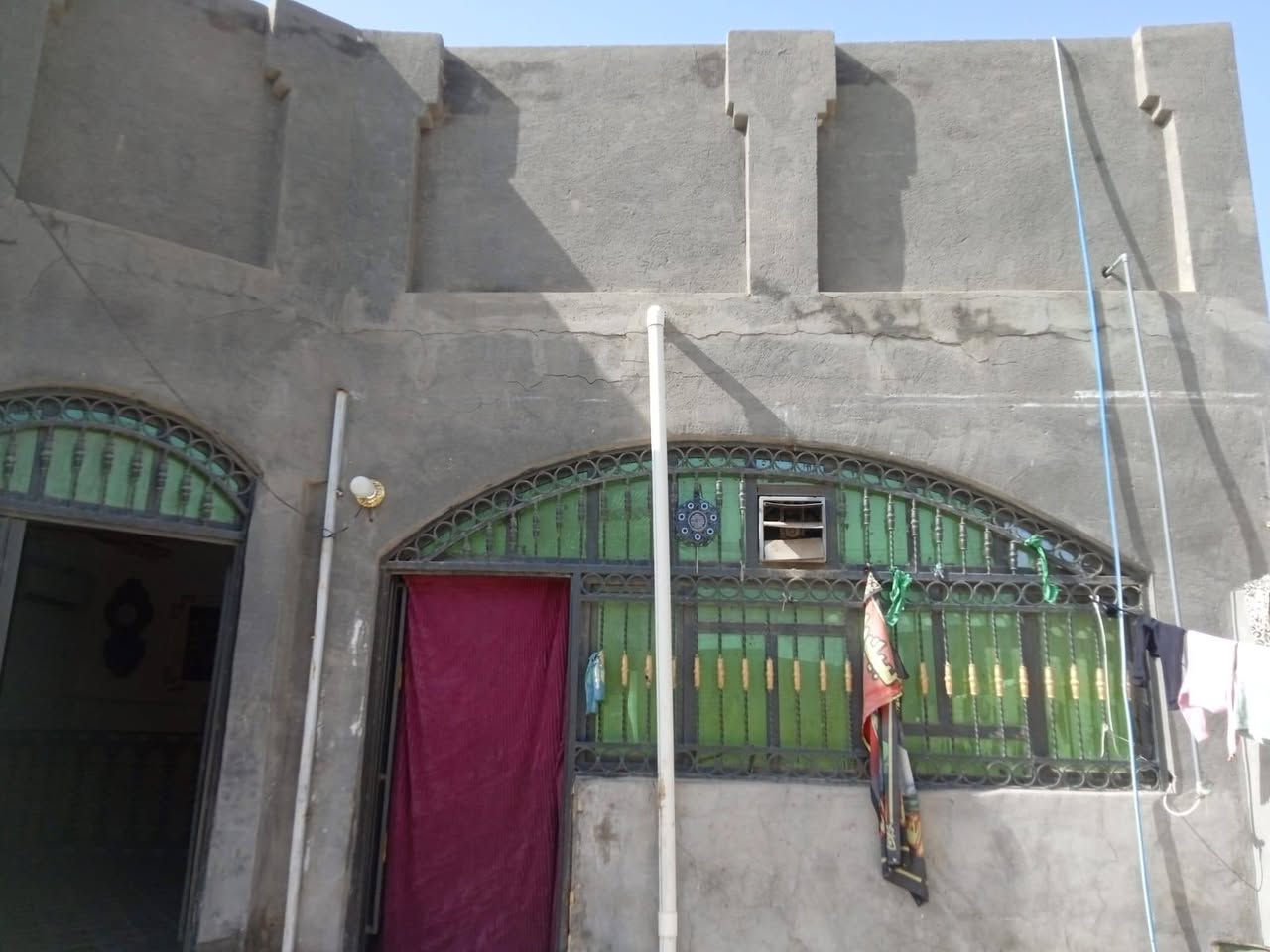 بيت للبيع
طابو صرف مداور ثاني يوم
متوفر كافه الخدمات 
ومشروع المجاري باب البيت 
مساحته البيت 200 م
بناء نضيف وحلو مرتب
غرفتين 5*4
صاله 8 م
استقبال 7م
مطبخ 5*4
طارمه خارجيه
صحيات خارجيه
سطح مطبك فرشي 
ممر خارجي داير البيت مطبك وكامل
مجاري ومي  كامله 
موقع البيت حي العسكري الباشيه قريب عالسيطره 
الاستفسار الاتصال بالرقم
*********** ابو عباس
