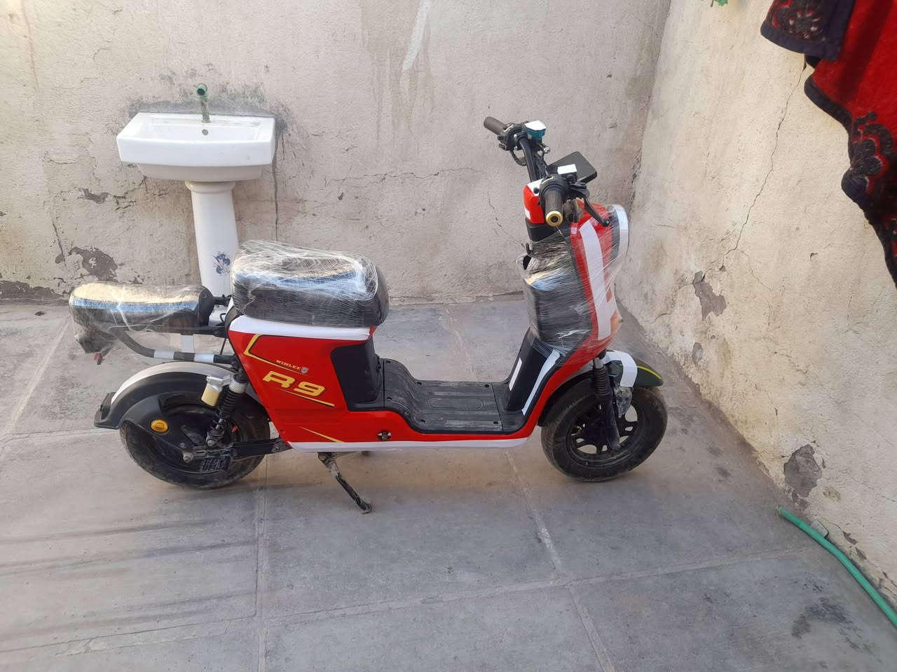 دراجه شحن R9  موديل 2025 دراجه نضفيه ومرتبه الكفرات جدد ما عدى ضربه بسيطه بالكفر الكدام والباقي شخط ما بيهن البطاريات جدد 2026 حجم 32 دراجه ملحقات فقط شاحنه ما بيه سله سعر 375 مكاني البصره الطويسه *********** .

