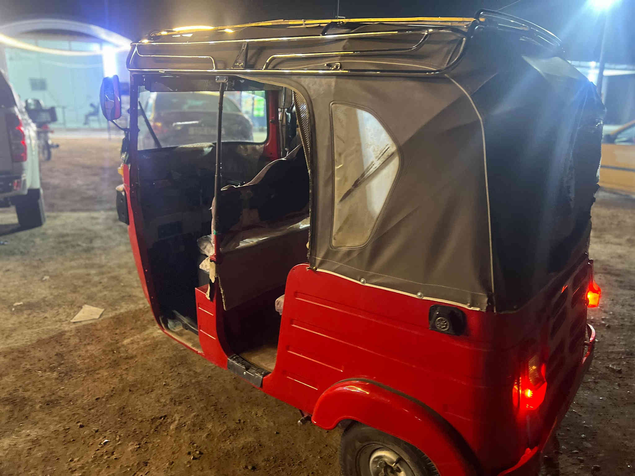 السلام عليكم تكتك ١٨ رقم وسنويه  محرم توه مجفت ومعمره تعمير كامل تكتك خير من الله السعر 4 وبيه مجال بسيط حك الجيه  المكان واسط قضاء الحي للاستفسار هذا رقم الهاتف ***********
