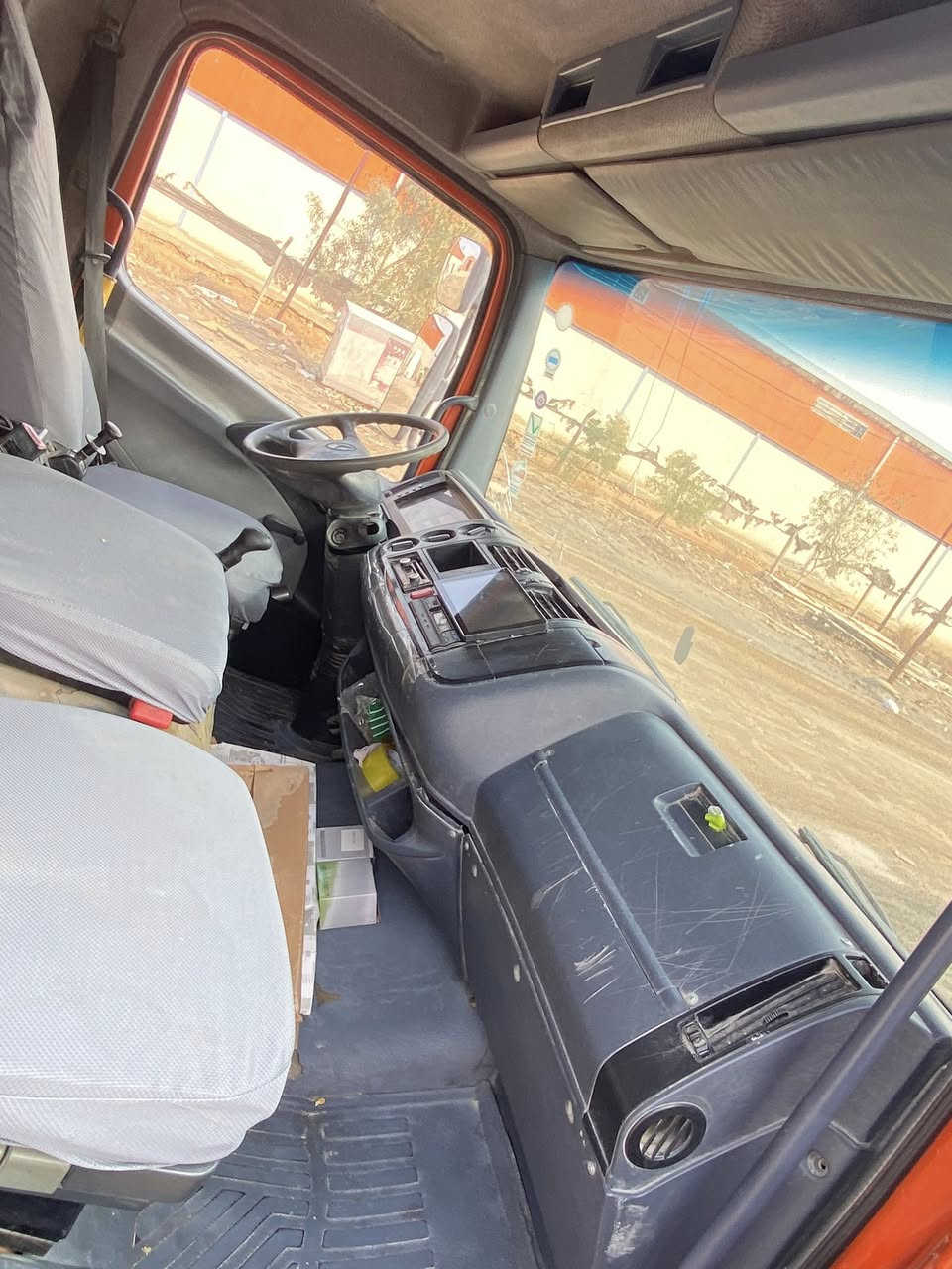 السلام عليكم اتيكو موديل 2001 رقم شمالي 4 سلندر 6 برغي السيارة جاهزه مكينه كير حداد تخم تاير كله جاهز الطول 5 وربع مكان السياره ديوانيه للستفسار اتصل *********** واتساب ***********
