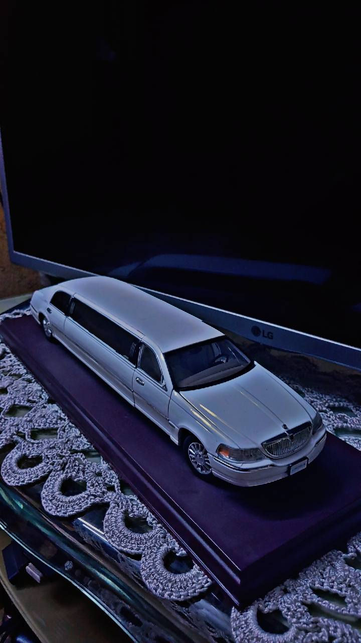 مساء الخير
الحلوة للبيع 🙋‍♂️ 
SS Sunnyside -: شركة 
Lincoln Limousine 2003 
لينكولن ليموزين ٢٠٠٣ 

لون ابيض السيارة بديها نظيف جدا ما بيه زلغ واحد والزجاج كذالك هم نظيف 
السيارة بيها نقص باب الايسر  (جهة السائق )
⚠️ قاعدة الباب موجودة بس باب نقص يعني اذا عندك باب مباشرتا ركبه وخلص تصير كاملة 
 ومراية اليمنى( جهة الراكب) ايضا نقص 
السيارة حجم    [  1/28 ] ما يقارب [  32 سم ]

السعر 75 الف وقابل للتفاوض مو سعر نهائي 
للتواصل واتساب 0772.394.4061 

يتوفر توصيل 🚚


**إذا كنت صاحب هذا الإعلان وتريد حذفه لأي سبب، رجاءا أرسل رسالة إلى الدعم الفني**