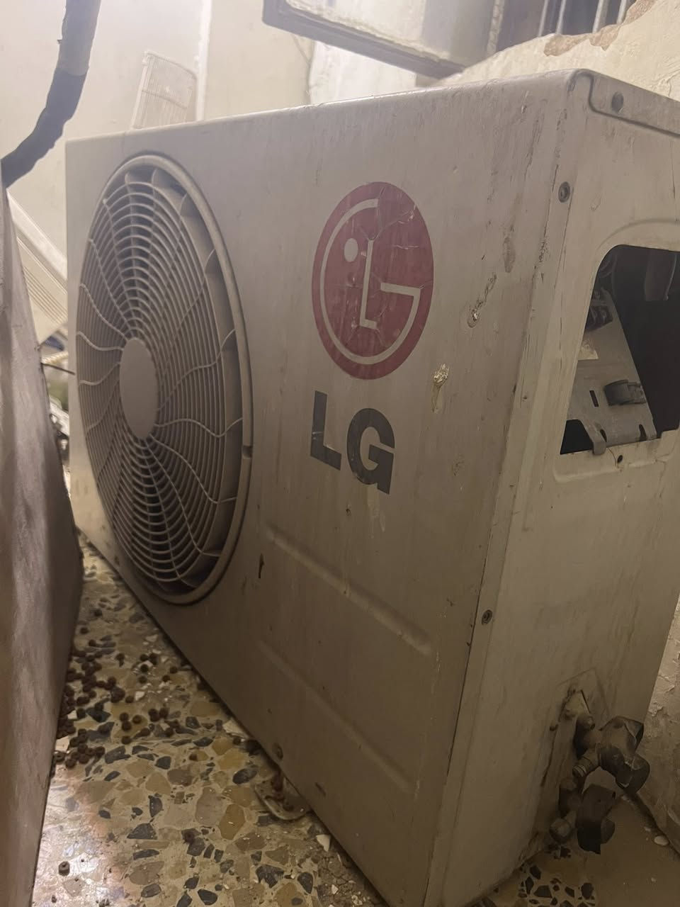 سبلت للبيع ٢ طن LG  مكان بغداد سعر ٣٠٠ بي مجال شغال تدفئه تبريد رقمي***********
