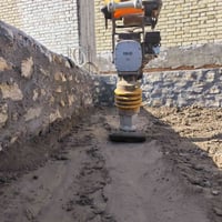 حدل مرحلة التراب على شكل طبقات وبعد حدل مرحلة السبيس بحادله وزن طن هزا...