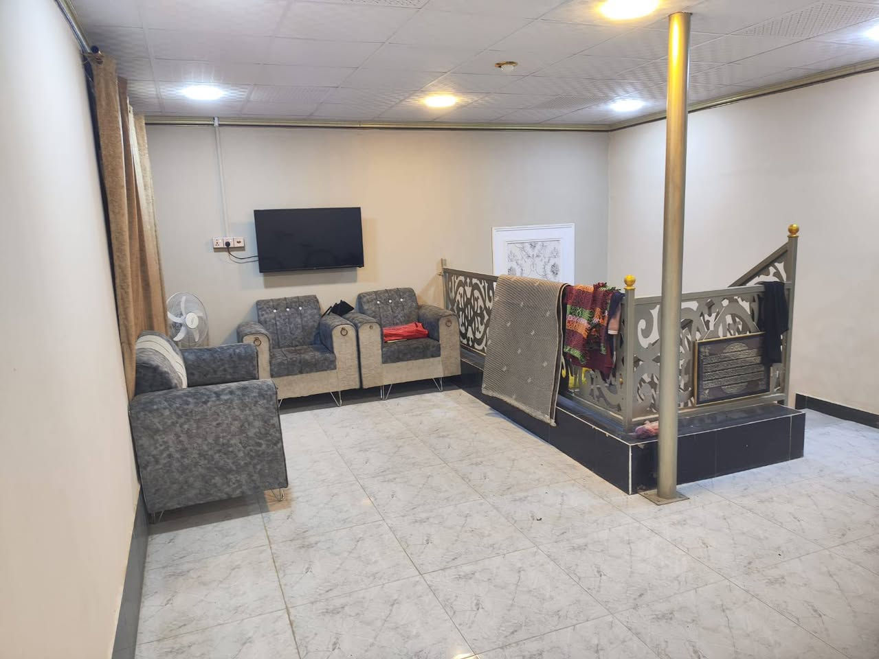 ياالله سلام عليكم بيت البيع ماخذ ه على مبادره مساحه ١٢٠ متر خلفي  عنون قرب مسقف صلاه الجمعه بيت طابقين عدد غرف ٢ صاله عدد ٢ حمام عدد ٢ ستقبال     انتصل على رقم واتساب ***********
