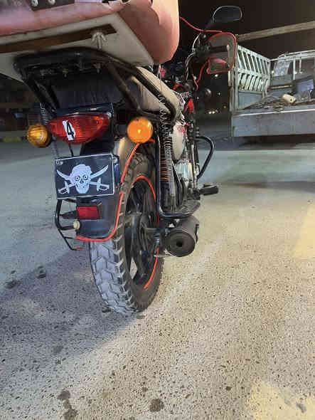 سلام عليكم بوكسر ٢٣ بدون اوراق اكفلك سرقه وعشاير السبب (صاحبه متوفي والدراجه بأسمه عنده اولاد ولازم قسام شرعي) الدراجه نشطه ومكفوله كير ومحرك وكهربائيات وكلشي بيها كامل بس مجرد اوراقها لحد يكسر بيها اني محتاج ودابيع اريد اخذ مرقم  هذا رقمي بي واتساب فقط ***********
