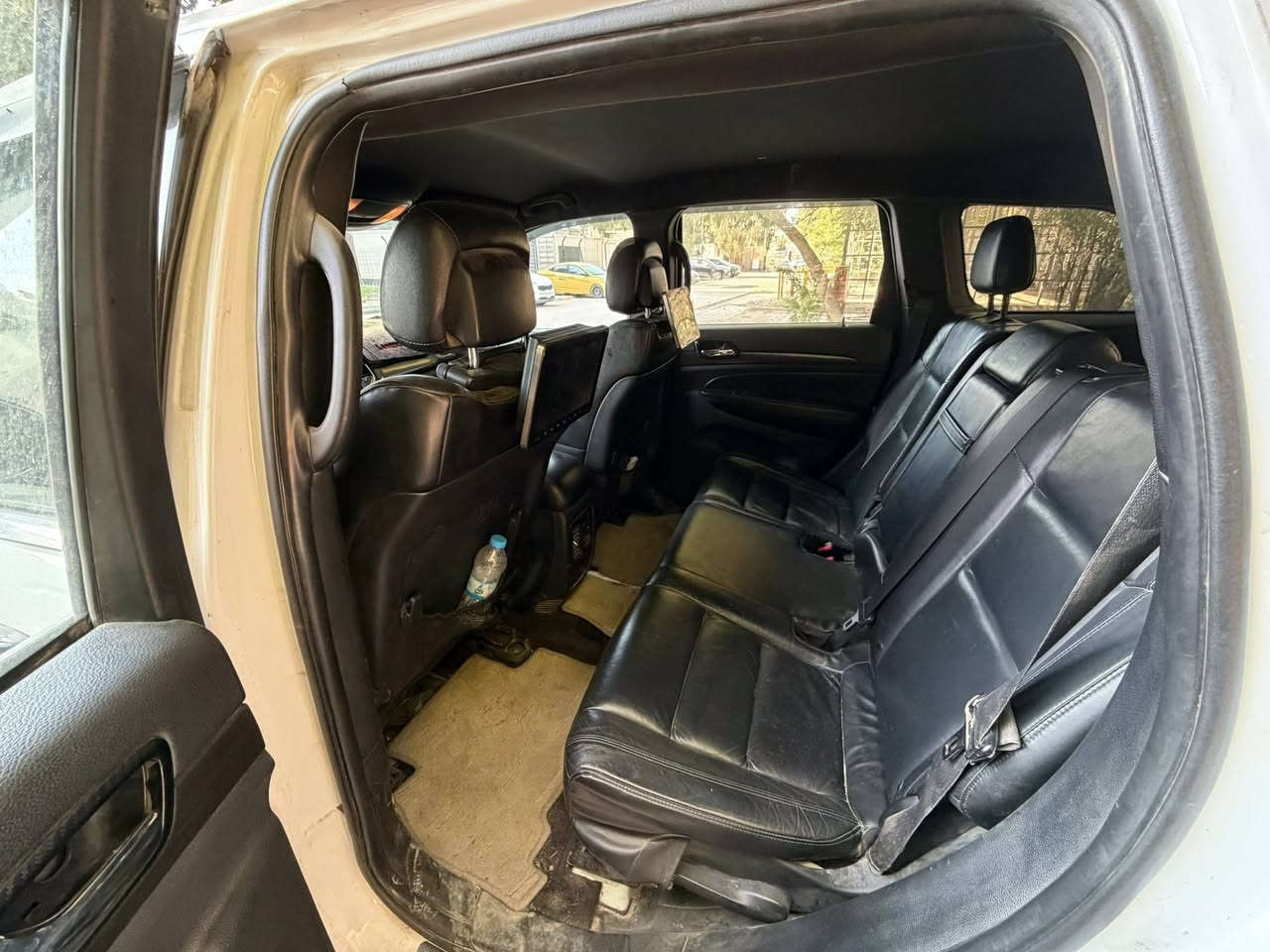 تم تنزيل السعر لان مستعجل على البيعة سعر ما انطي بل تليفون تعال شوف السيارة و كلبها و تدلل ما ارجعك فارغ 💙
 بيع فقط 
السلام عليكم جيب گراند شيروكي موديل 2016
 مكينة 6 سلندر  5راكب   4*4
السيارة كشنات جلد 
 كشن السائق كهرباء 
تبريد قطعتين ثلج
جنطة كهرباء 
 كير ماوس   
 كامرة خلفية
 حساسات  خلفية  
 ويل حجم 20  
تشغيل عن بعد
 شفتات بالستيرن  
صور الحادث بل منشور 
السيارة نصبغت اغلب قطعها ابيع صبغ عام مكفول من الجفية او الكلبة 
شواصي و لغود كفالة 
مكينة و كير كفالة 
ماشية 136 الف 
السيارة بدون اي نقص 
الاتصال علئ هذا الرقم
***********
السعر147$ وبيها مجال حق الجية 
 مكان السيارة بغداد حي اور
