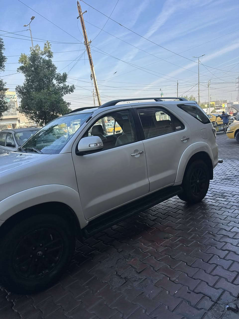 السلام عليكم تويوتا فور جنر 2014 محرك 6 سلندر رقم أربيل  كير محرك مكفولات صدر جديد تخم تايرات جديد سيارة ما بيها نقص سيارة مكفولة ماعدة جاملغ خلفي صبغ فقط مكاني بغداد السعر 225 رقم ***********
