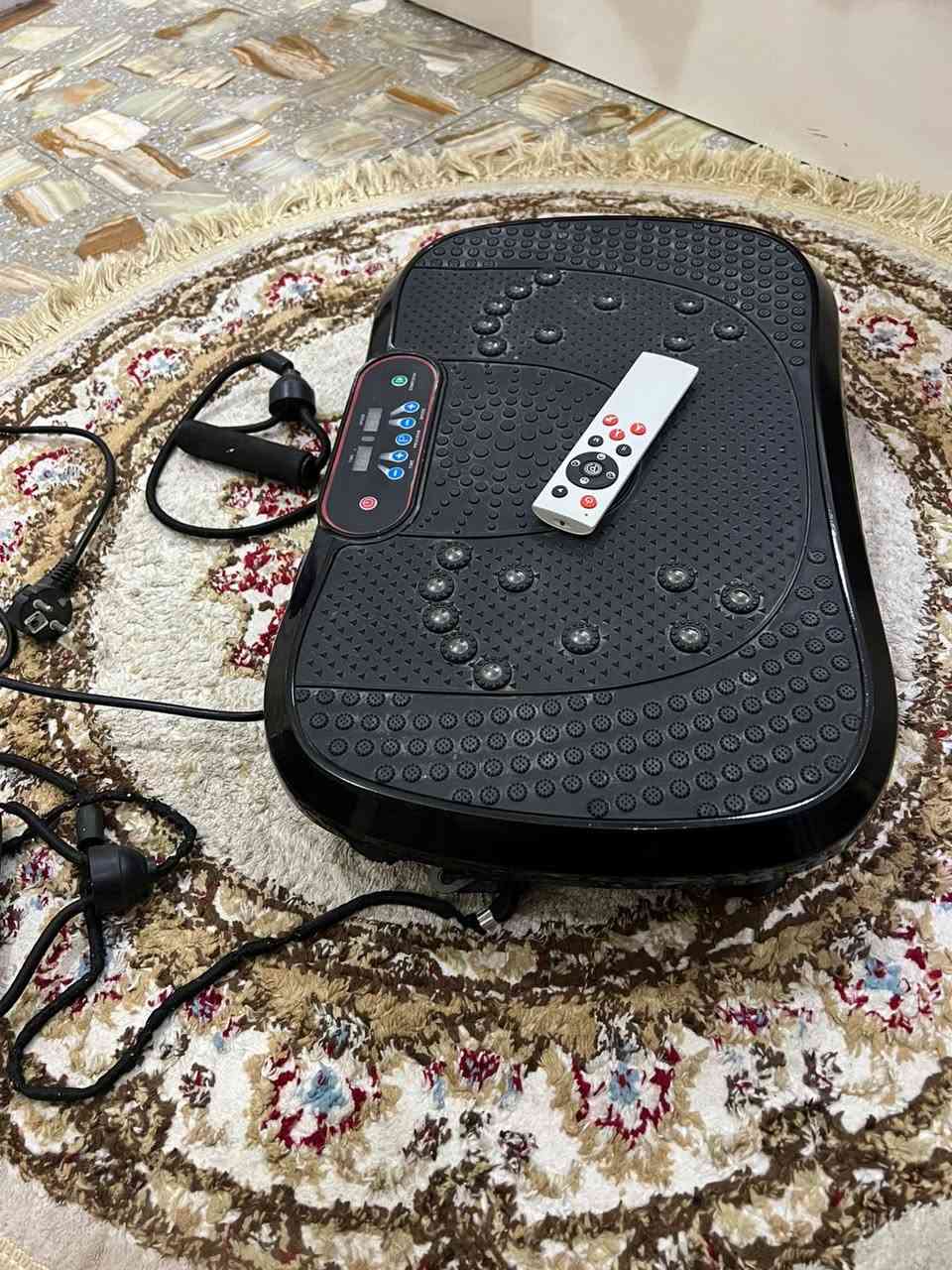 جهاز الكريزي 
قدرة التحمل 120 كيلو 
يحتوي الجهاز على 
هزاز يعمل على تكسير الدهون في جميع انحاء الجسم 
ويشد عضلات الجسم كافه ويمنع الترهلات 
وايضاً يعمل على إخفاء السيلوليت من الجسم 
ويستخدم لعلاج اسقاط الرمل والحصى من الكلى 
ويستخدم من 15 الى 20 دقيقه في اليوم
 الجهاز مستخدم شي قليل اخو الجديد
 السعر 80 الف فقط العنوان الاعظميه الاتصال عل الرقم ***********
