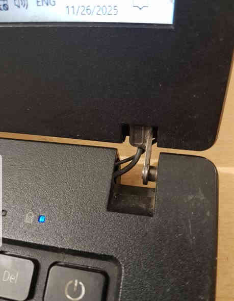 لابتوب acer سلم حجم 14 كور اي 5 جيل سادس رام 4 هارد 256 ssd  بيها ملاحظة وحدة فقط قبغات النرمادة ماكو فقط القبغ موضح بالصورة والباقي مكفول حتى البطارية ممتازة اكثر من ساعتين سعرها 100 الف قفل جماعة ال 90 و ال 95  لا يتصلون بغداد شارع الصناعة ***********
