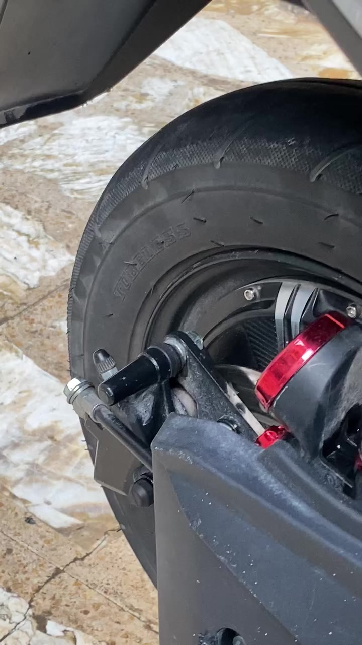 دراجة سكنس شحن للبيع
الدراجه كلش حلو مفيد 
مواصفاتها
1)بطاريات جيديدة صارلها شهرين ونص من مبدله تمشيك 50 كيلو 
2)ملفها 2000w و32A  ست بطاريات 
3)بيه نظام امان موضح ب الفيديو 
4)ضد الماء 
5)بيه نظام رجوع 
6)ضوء عالي ناصي 
7)اشاير يمنه ويسره
8)مثبت سرعه 
9)ثلاث سرع سرعته كلش عاليه 
10)مفتاحين وبصمتين

اضراره فقط شخوص بسطه على الصفاح وعندك كسر بسيط موجود ب الصور ما مأثر على اي شيء ب الدراجه 

السعر 450 الف وبيه مجال للطيبين للاستفسار راسليني واتس *********** 
مكاني بغداد الضباط حي الجهاد
