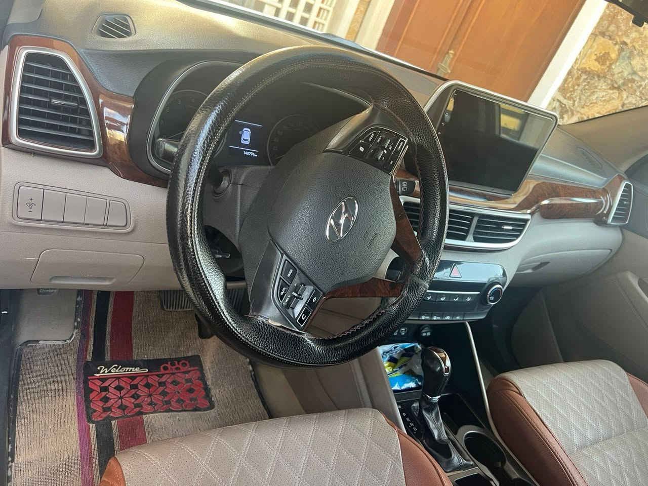 السلام عليكم توسان 2019 شركة الكاصد مكفولة من ضربة وصبغ بيها بارد مكانين وكم شخط 
باسمي السيارة مكاني البياع الشرطة الخامسة 
السعر 188 وبيها مجال 
اتصال ***********
