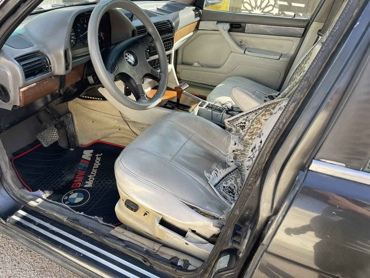 السلام عليكم 
بيم موديل 1991
رقم انبار الدولي
بسمي 
سياره جاهزه 
كير مكينه تبريد صدر تخم تاير كهرباعيات كلهه جاهزه سليت طكتين 
السعر 50 وبي مجال 
مكان السياره بغداد الزعفرانيه 
رقم ***********
