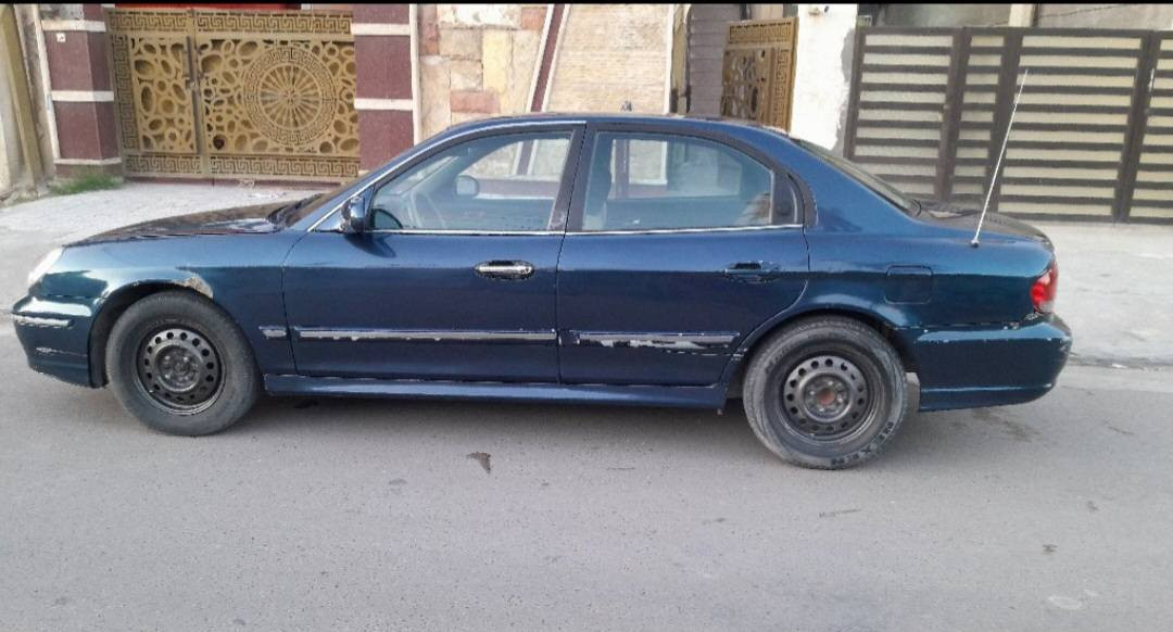 سلام عليكم.. سوناتا وفود موديل 2002..  رقم بغداد انكليزي.. محرك 2000.. خليجي كير محرك مكفول.. تبريد تدفئة.  .. شاشة كامرة .. زنون .. مصبوغة عام للجمالية.. بيها ضربة بالجاملغ الامامي الايسر بدون داخل .. وطخة يم قبق البانزين...
السعر 58 , وبيها مجال العنوان السيدية.. *********** واتساب
