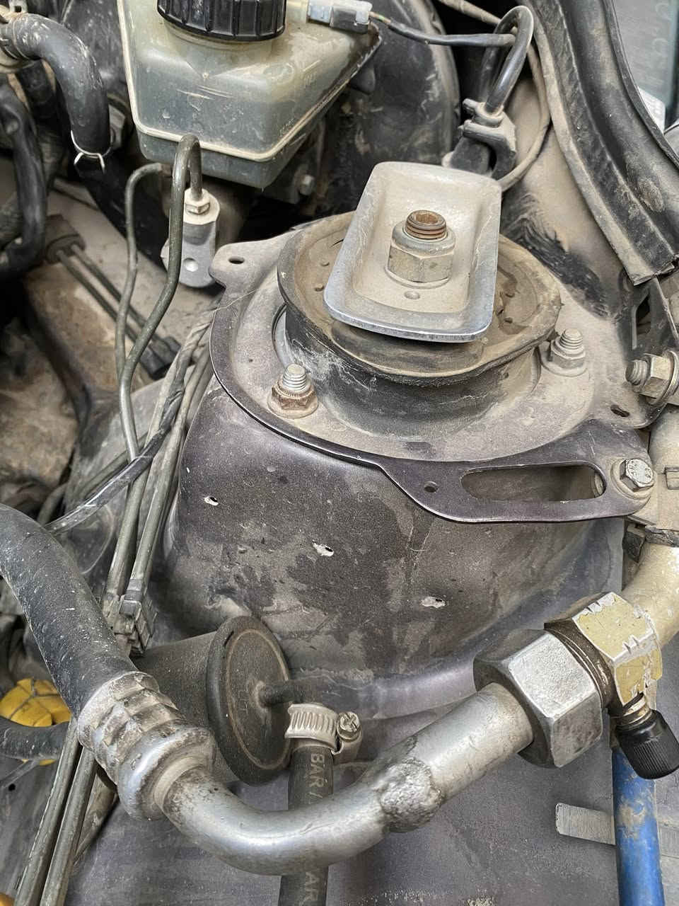 عندي طيارين موديل 92محرك ونجي سياره نضيفه تبريد تدفئه رقم مسطره جديد هزا جديده شرط التحويل بس المحرك بي صوت بستن صطرا غرفه جلد ماروني تارات جديده باتري جديد صدر امامي خلي جديد كشنات امامي كهرب السياره تمشي كلشي مابيها وترايك للبصرا بشرط 40لتر بانزين اتمشيك 180كيلو السعر  مكان السياره موصل حي العربي السعر 44 
***********ب وتساب
