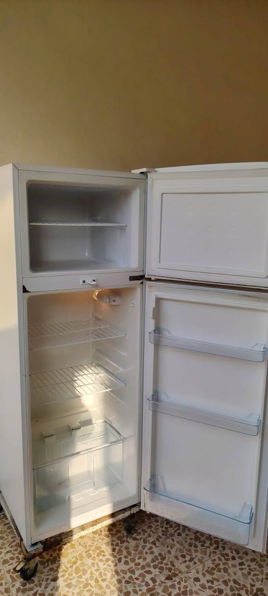 سلام عليكم للبيع ثلاجة بابين 9قدم مستعمل نضيف تجميد شرط  المكان جانب الايسر حي الصديق للتواصل ***********
