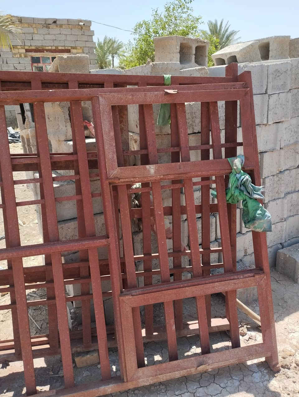 سلام عليكم شبابيك للبيع 2جديد واحد مستعمل مكان ديوانية شافعية والسعر الواحد 75 تصل على ارقم ***********
