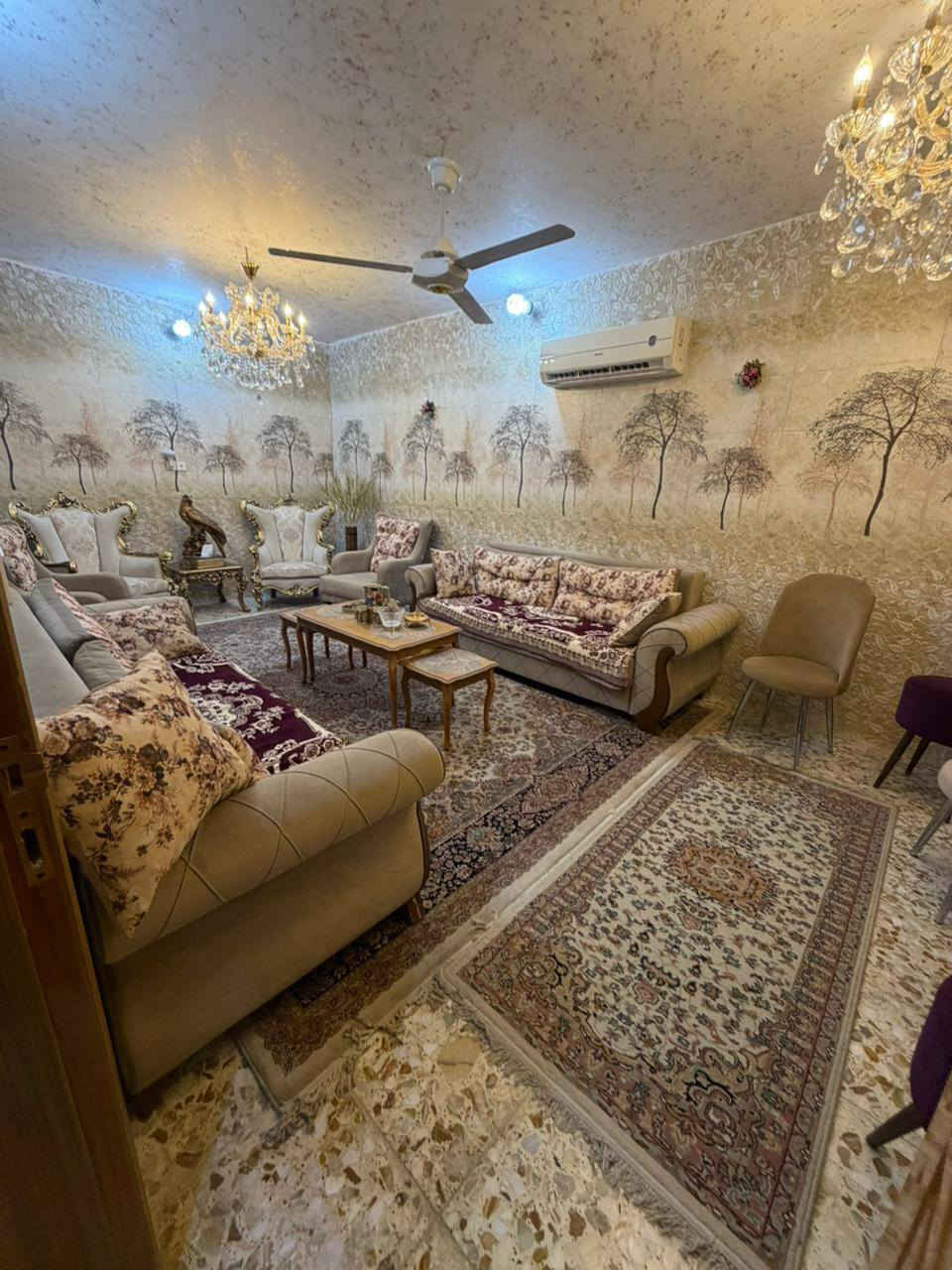 بيت 200متر حي الوفاء منطقة اولئ بداية شارع مستوصف ٨ بيت عن شارع رئيسي يحتوي البيت ع طارمة كبيرة حديقة حمامات خارجية حمامات داخلي استقبال  مطبخ غرفتين نوم  منور خلفي البيت طابق واحد للستفسار *********** وات ساب او إتصال
