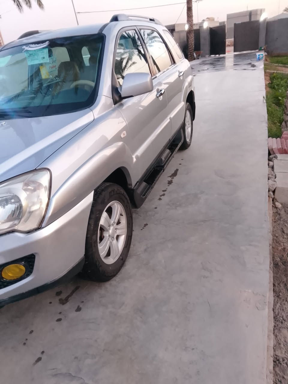 السلام عليكم للبيع كيه سبورتج 2009
مكفوله من الصبغ فقط دعاميات صبغ  و بيها بارد كد شبر يم البك لايت جهت السكن مكينه 2000 و تدفئه بل كشنات تبريد شغال كشنات جلد سنتر لك باتر و تايرات جديدات و دوشمه جديد كهربائيات كلها شغاله و السياره عليها ادامه جديدة نوزلات و بلكات و عبوه فيت بم و حساسات كلهن وكاله 
اي استفسار/***********
السعر 119 و بيها مجال قليل بسيط 
السياره باسمي و أرقام دولي 
مكاني ديالى خان بني سعد
