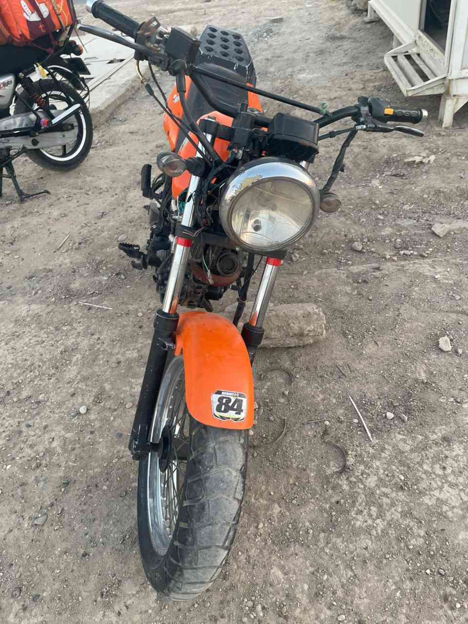 سلام عليكم  دراجه هونزده قفاز
الدراجه بيها بس دخانه متنقص
وصارلها ٣ أشهر طافيه
هسه جيت شغلها جاي دير سلف ونشطه بس متاخذ
بيعها على حطتها الي تفيده يتواصل على رقم ما متواجد على فيس
***********
