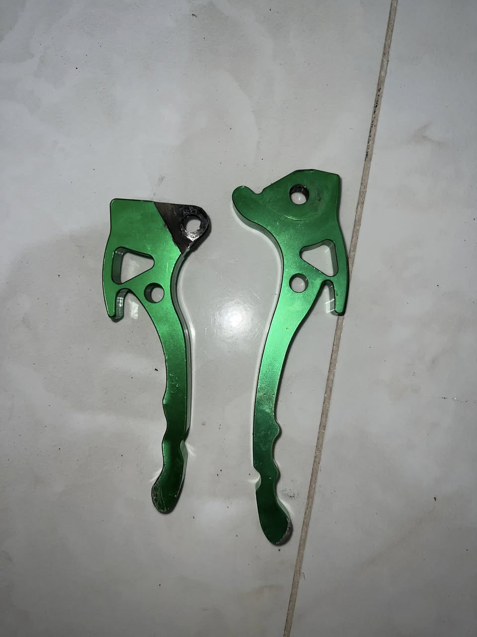 السلام عليكم غراض دراجه ماكس عدله للبيع 3 كابريتر 2 بلادي وحده تجاري 3 شغلات سعر وحده 10 الاف وسماعه ثنينهن ب 15 ويدات رياضي لون اخضر زوج ب 7 وعندي وياله نجمه لون اخضر قيم واخذ متواجد فيس واتساب ***********
