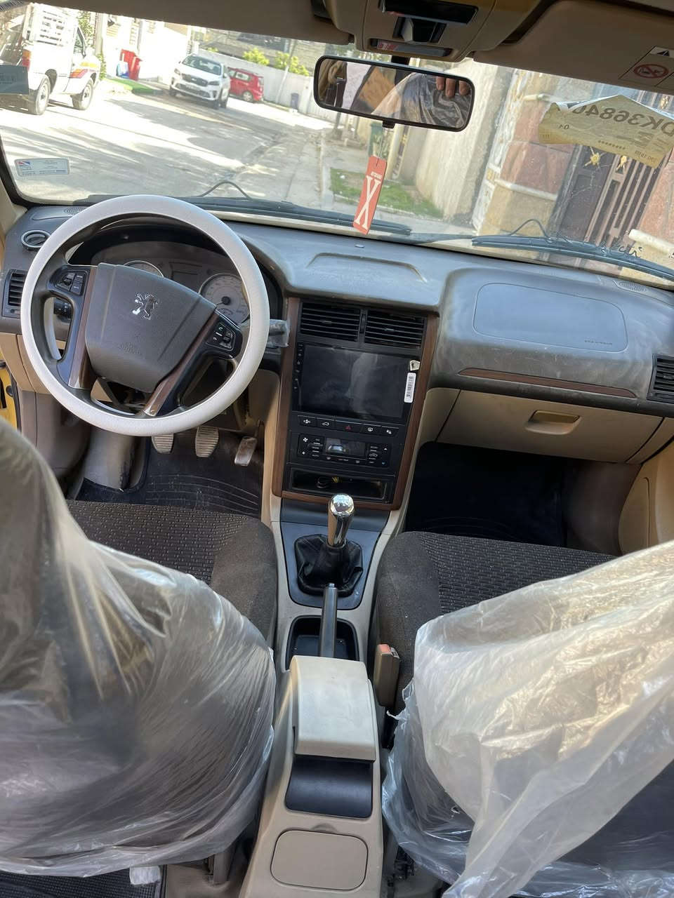 السلام وعليكم 
بيجو بارص 2017
رقم دولي هزه جديده مصفره
السياره كير محرك جدد 
صدر امامي جديد
تبريد شغال 
تخم تاير نضيف 
السياره ضربته خشم مال جاملغ 
ما بيها اي نقص 
السعر 61 ورقه وبيها مجال بسيط 
عنواني بغداد الدوره
***********
