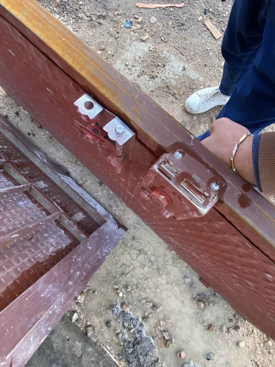 السلام عليكم باب للبيع عرض مترين و90 ورتفاع مترين باب مرتبه وحلوه ومابيها زنجار موقعي ديالى تقاطع القدس 
سعرها 190وبيها مجال ***********
