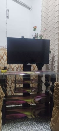 شاشة ٣٢ • ميز