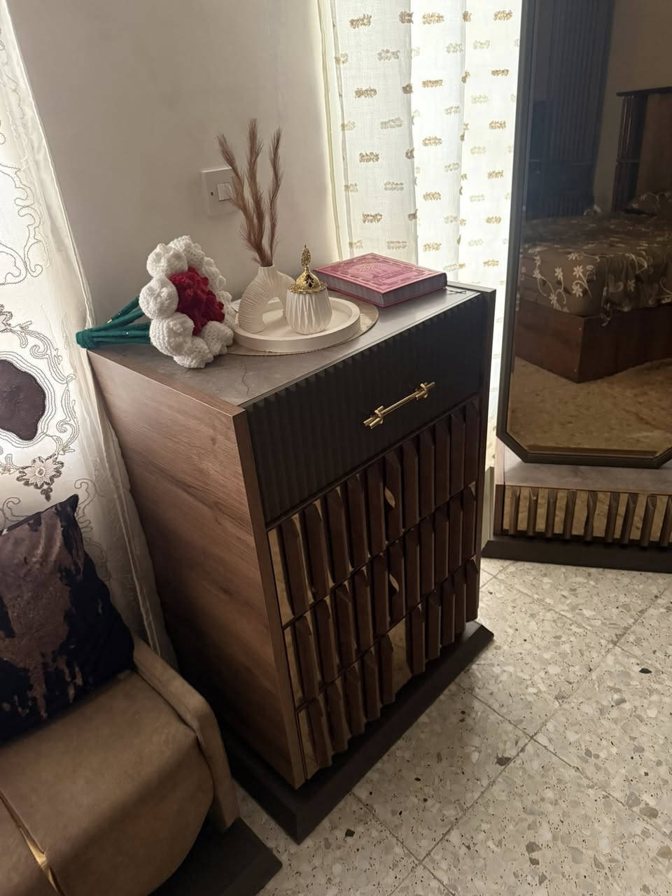 غرفة نوم تركية للبيع
غرفة نوم كاملة تتكون من 9 قطع:

 • كنتور 6 أبواب مع قاصّة

 • سرير خزن كبير

 • ميز تواليت مع مرآة

 • كومودينات

✨ مميزات الغرفة:

 • خشب تركي ثقيل ومتين

 • إنارة داخل الكنتور والسرير وميز التواليت

 • تصميم جميل ونظيف جداً

 • استعمال قليل

للاستفسار خاص  عنوان بغداد الشعب 

�


**إذا كنت صاحب هذا الإعلان وتريد حذفه لأي سبب، رجاءا أرسل رسالة إلى الدعم الفني**