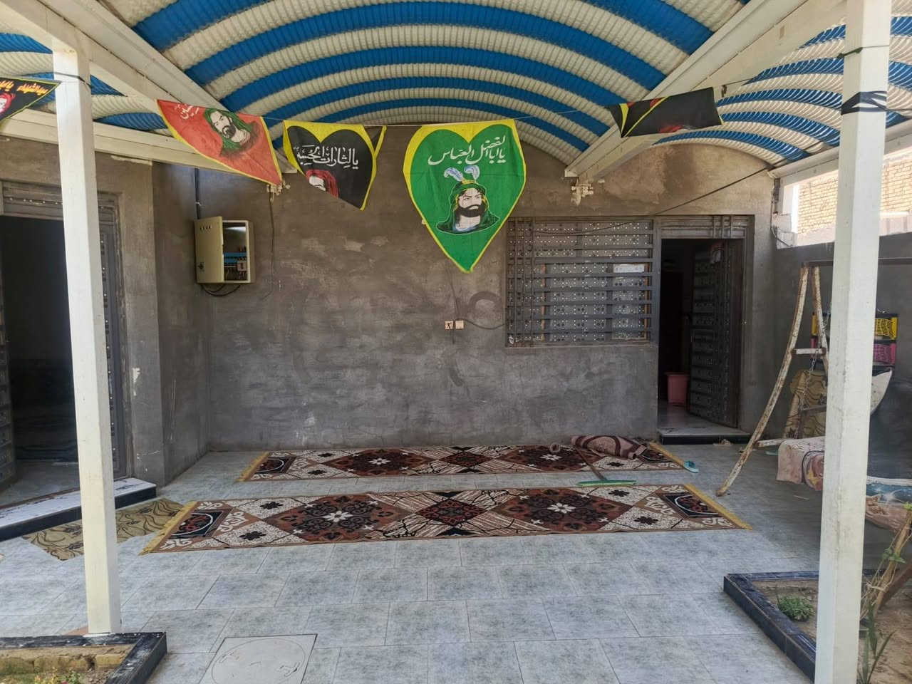 للبيع بيت طابقين
الطابق الاول بناء بلوك الشمال 
غرفة عدد ٢
صالة عدد ٢
صحيات داخلية عدد ٢
مطبخ حار و بارد 
استقبال 
صحيات خارجية 
حديقة داخلية
سقيفة اسكافان 
حديقة خارجية
رباط أرضي وسقف
الطابق الثاني بناء فرمستون 
غرفه عدد ٢
صالة 
صحيات 
سطح 
الدرج فر من الأرض للطابق الثاتي
البناء سنة ٢٠٢٤
بيه وصل تطويب ومصور ضمن التعداد السكاني 
موقع البيت ركن على الشارع العام الرئيسي على ٣ شوارع 
العنوان منطقة العگر مقابيل السايلو عرض الشارع ١٥ متر
المساحة ٢١٠ متر
السعر ٨٥ وبيه مجال بسيط***********
