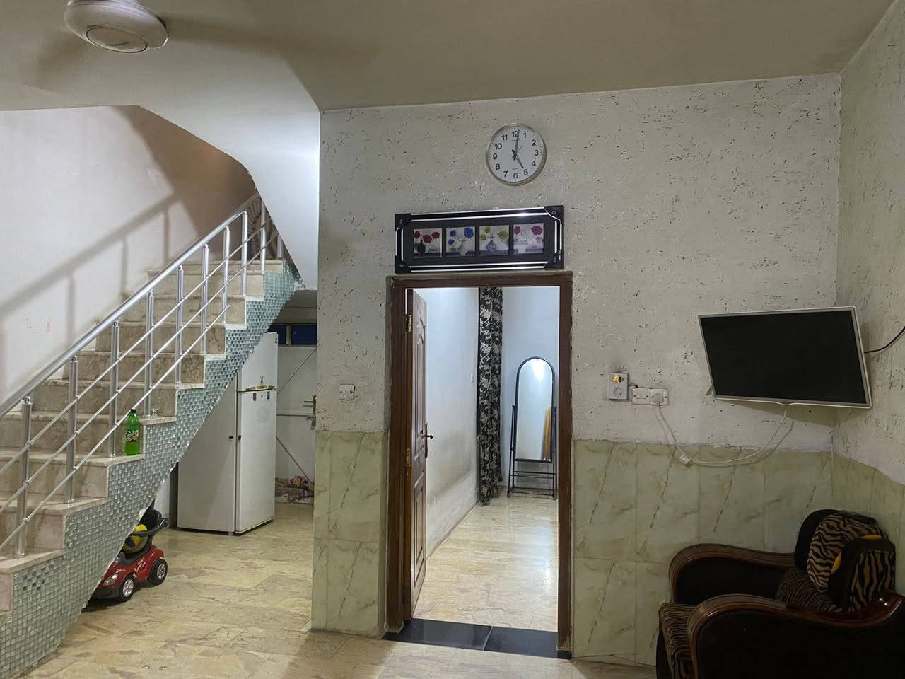السلام عليكم 
بيت بجسر ديالى القديم /حي الحكيم بالقرب من ملعب اسلام ودائره المجاري 
مساحة ١٥٠ متر طابقين
طابق الاول كراج وحمام خارجي (wc ) مدخلين مدخل الاول للاستقبال والثاني للمطبخ
بعدهي صاله وغرفه نوم مع حمام ومنورين الارضيه مرمر طبيعي 
الطابق الثاني:
ثلاث غرف نوم وصاله وحمام
للاستفسار: ***********
