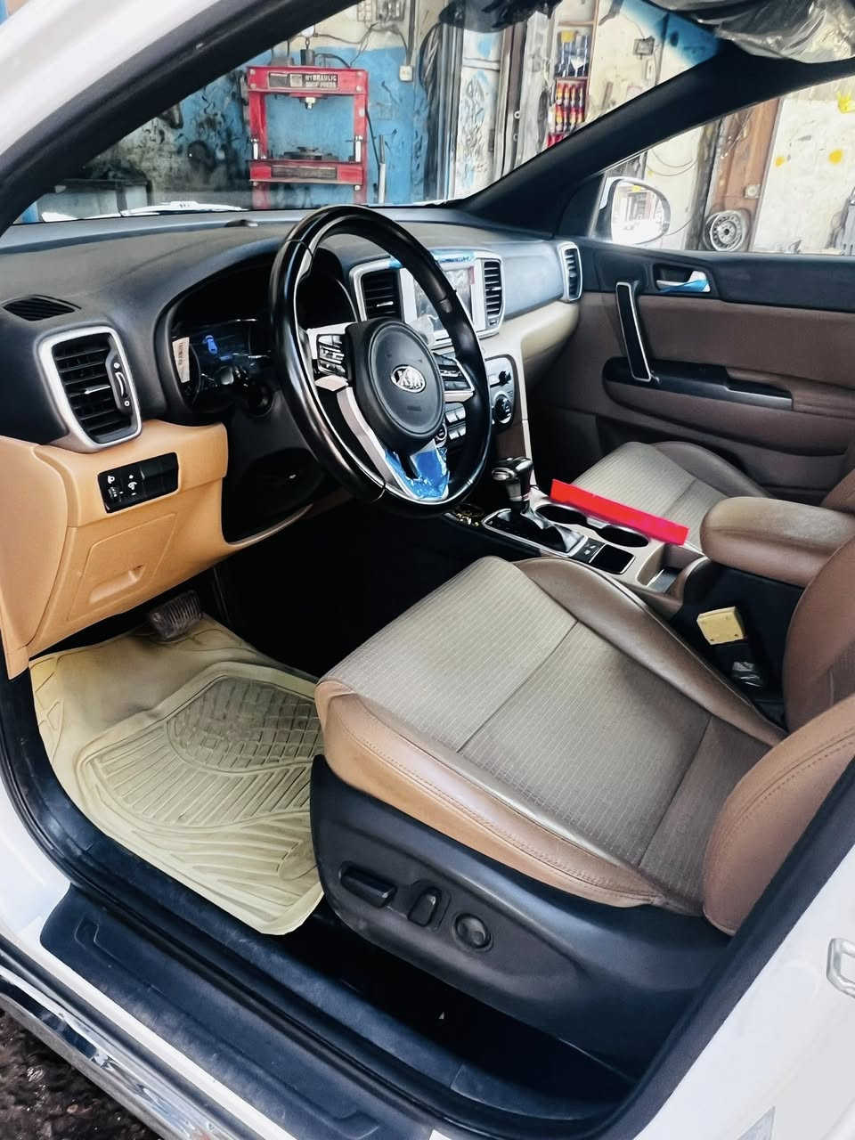 السلام عليكم كيا سبورتج 2020 للبيع او المراوس ببرادو لاندكروز خليجي رقم بغداد باسمي السيارة مكفولة من الصبغ والضربة شخط ما بيها بس بيها تبديل محرك جديد بلكارتونه وليس تجفيت.السيارة جديدة ماشية 55 الف سعرها 200 مكاني بغداد الرصافة ترهم مراوس ببرادو لو لاندكروز رقم الهاتف ***********
