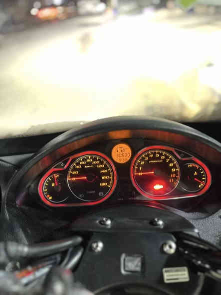 يا الله سلام عليكم متاح سلفر ونك جيتي 400 دراجه ماشيه 30الف وبل مزاد 16 الف ونص دراجه نضيفه حيل ومكفوله كفاله عامه من صبغ ولفتح وتبديل بيه جنطه تابوت اصليه وياه هوائيات اصليات + جي بي اس + قاعده تلفون اصليه + ستيرن رياضي دراجه نضيفه بيه 3 سويجات سكيورتي  وشوفت عينك دراجه مال جناي بياع شراي ماتفيدك سعره 28 وبيه مجال حك جيه مكاني بغداد حي اور 
***********
