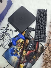 ps4للبيع مع 2جويستك و اسلاك الشحن و التشغيل و كيبورد و ماوس و ماوس باد...
