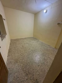 بيت لليجار في منطقه حي العامل قرب مدرسة الجاحض اوالتعز للستفسار 077288...