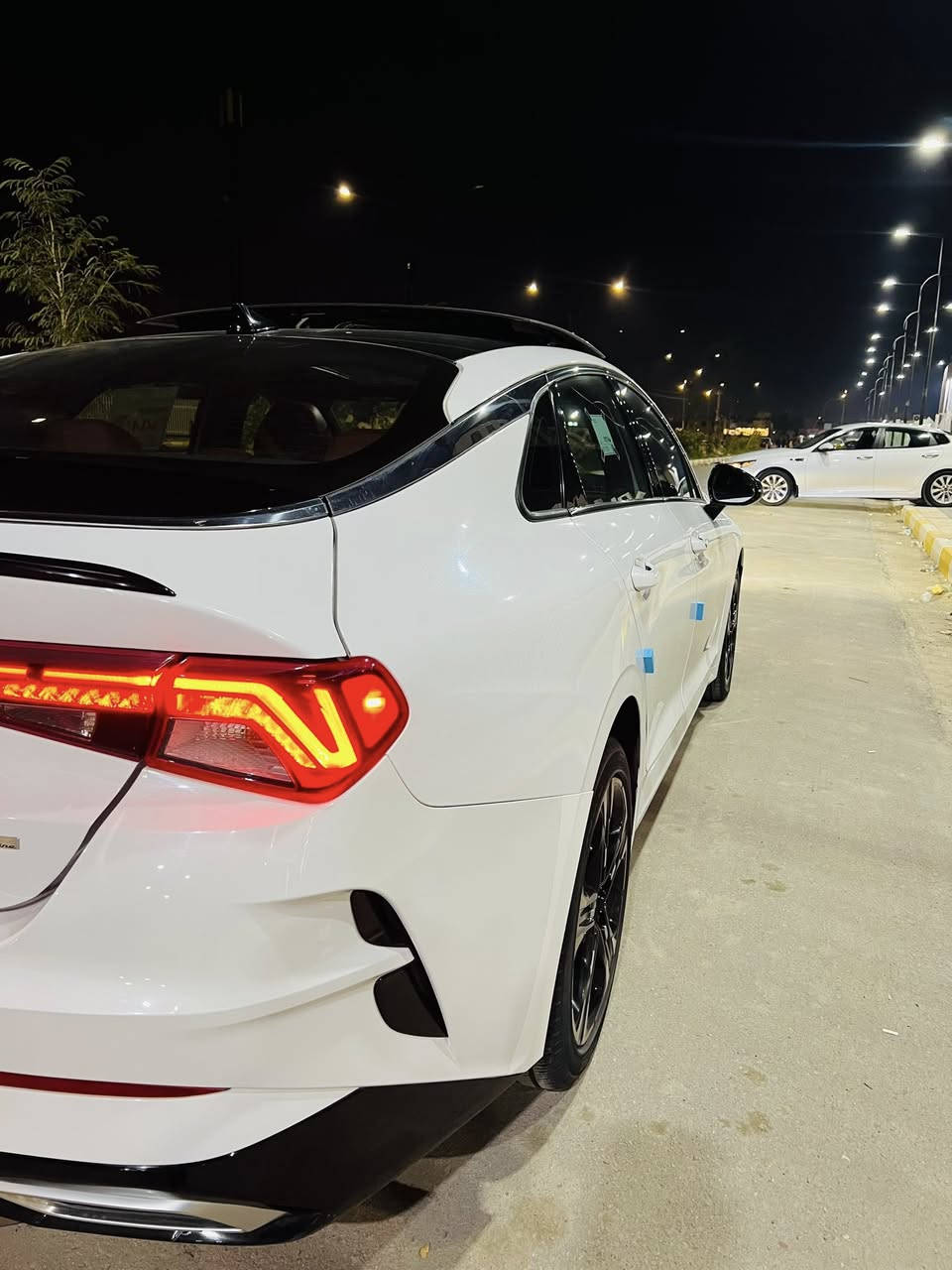 السلام عليكم
كي فايف 23. k5 لون ابيض
رقم بغداد حره تحويل 
وارد امريكي 
محرك 1600 تيربو   
ماشيه  21
فول فول مواصفات معروفه 
حادث جدا بصيط دعاميه ورجعت نفسها   السياره جديده جدا كفاله عامه من كل شي 
السياره فظل من الله بعدهي شركه 
مكاني سوق الشيوخ 
***********
