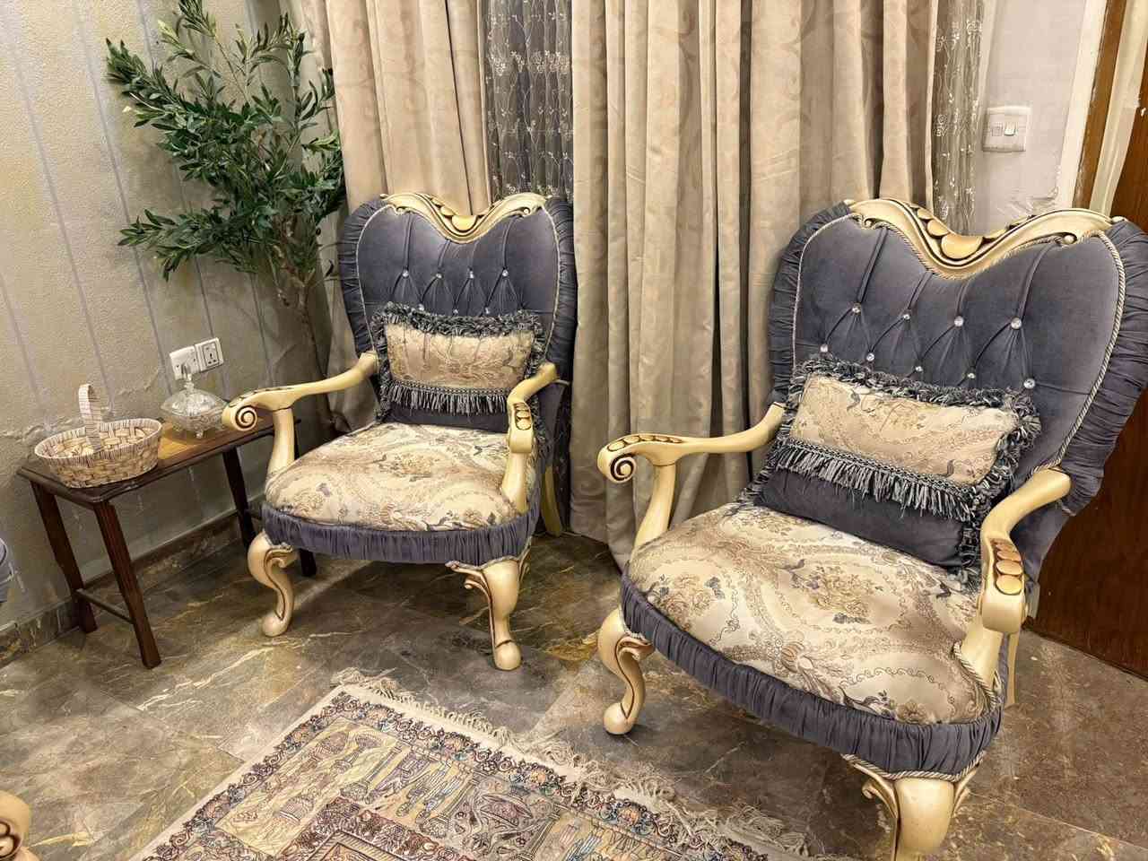 للبيع 
تخم تركي ملكي لون بيجي ورصاصي 
عشر مقاعد
 السعر / مليون وربع 

ميز طعام خشب 
السعر /٢٥٠ الف 

تخم كورنر 5 مقاعد 
السعر /500 الف 

ميز  لعرض التلفزيون خشبي 
السعر / ١٥٠ الف 

ميز تليفزيون خشبي واسود
السعر / ٦٠ الف 

غرفه ماليزيه يحتاجلها  فقط صيانه 
السعر /٢٥٠ الف 

غرفه طفل باتمان 
السعر /٢٢٥ الف 

العنوان / بغداد / المنصور - الداودي 
الرقم / ***********
