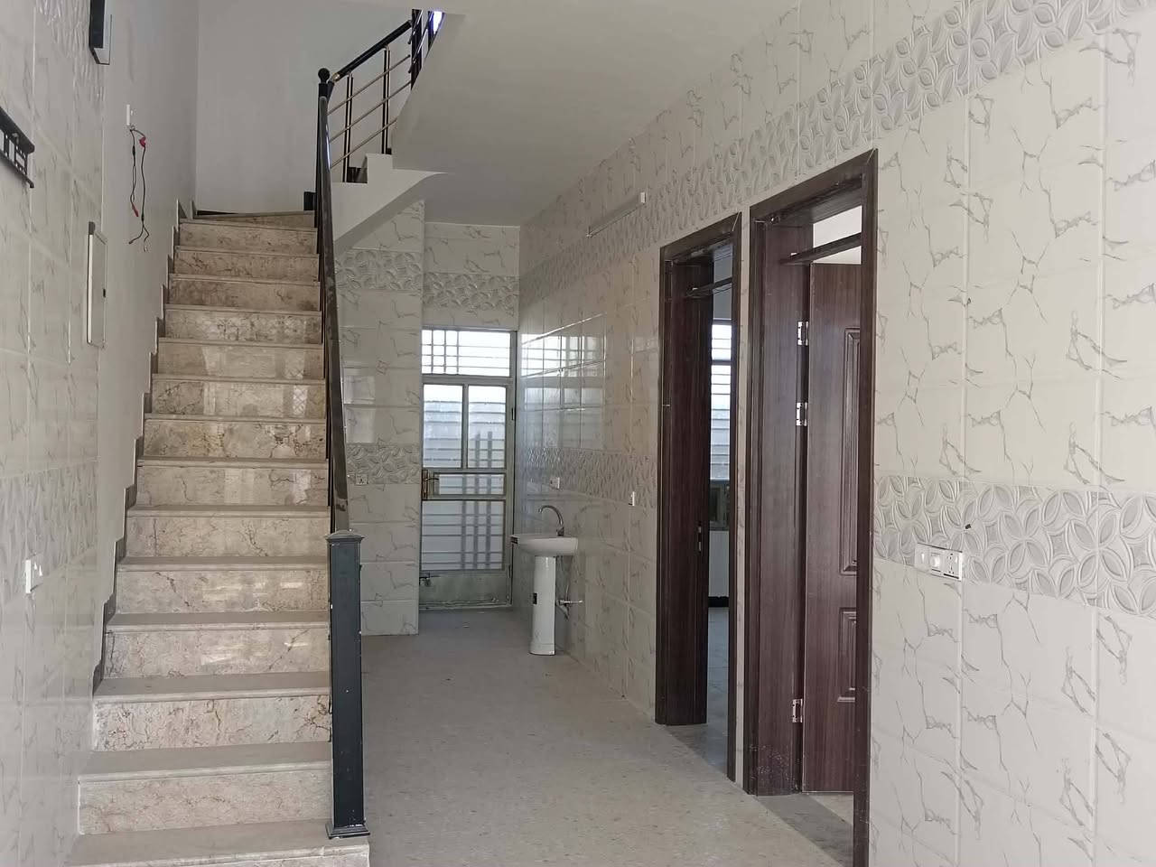 3 غرف نوم + استقبال
حمامين
البيت جديد محد ساكن بي  الي يفيده يتفضل يتصل *********** هـ  الدوانم قرب جامع الملك القدوس
