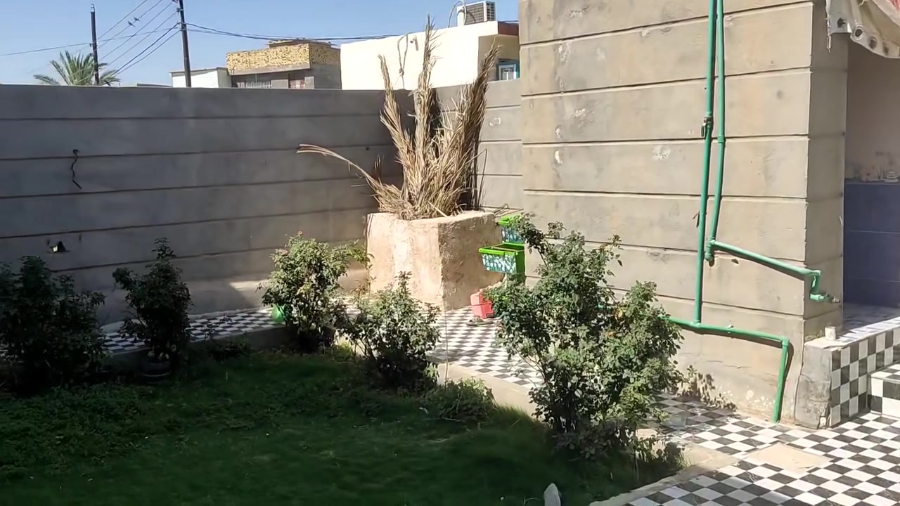مساحته البيت 200متر
رقم الهاتف للتواصل ***********
يحتوي على غرفه نوم وحده 5في 4
وصاله 5في 5ومطبخ 3في 4
وكلدور 5في 4
ممر وصحيات خارجيه وداخليه 
موقع البيت مجاور لامام بكر عليه السلام كامل الخدمات متوفر أضافت إلى خطوط باصات لطلاب المدرسه للعلم سند 25باسمي اخويل مباشر سعر 110وبي مجال
