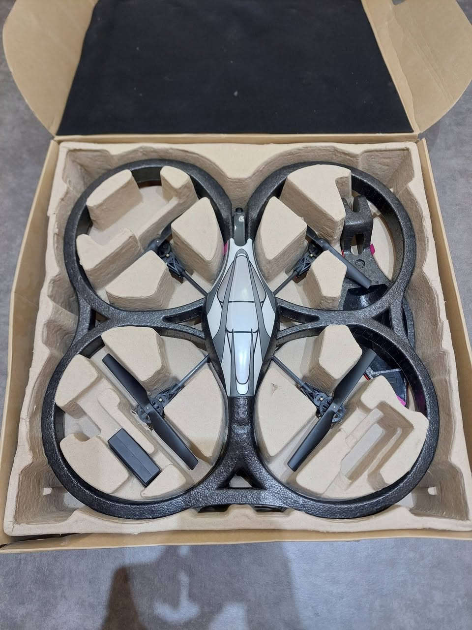 السلام عليكم درون AR DRONE جديده غير مستخدمه وبيه كامره بدقه HD تجي نسخه الواي فاي تتحكم بيه من التلفون ⚠️الدرون نقصه فقط بطاريه السعر [ 100 ] الف موجود توصيل 🚕


**إذا كنت صاحب هذا الإعلان وتريد حذفه لأي سبب، رجاءا أرسل رسالة إلى الدعم الفني**