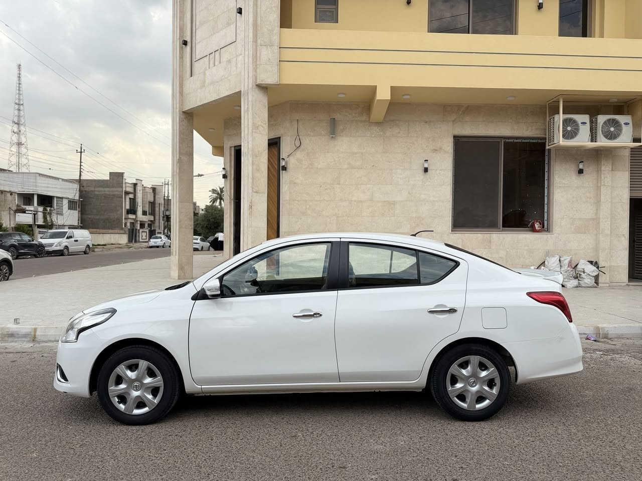 السلام عليكم ❤️🙋🏻‍♂️
للبيع Nissan Sunny نيسان صني موديل 2023 رقم أربيل دولي جديد هزه جديده باسمي تحويل ثاني يوم بيها بارد بسيط بجاملغ خلفي فقط مكفوله من صبغ وتبديل لوك بوضع الشركه ماشيه 23 ترايها زيرو مكينه كير صدر تبريد مكفولات برغي مابيها نقص جديده 

مواصفات /🚘

شاشه كبيره لمس كامره دواره 

مكينه 1500 

سويج ريمونت عدد 2

داخلها كشنات جلد جام كهربائي 

يدات نيكل سبايدر اصلي 

مانع انزلاق 

تحكم استيرن 

ويل الأصلي مع تخم تاير جديد

للأستفسار *********** أسيا ➡️

            *********** عراقنا ➡️

ابو علي مكاني بغداد ألبياع السعر 115 وبيها مجال 🤍❤️
